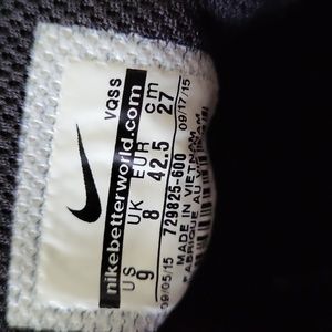 Nike men's shoe burgandy